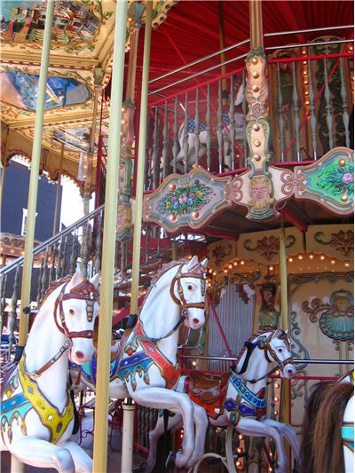 How Carousels are made? - How Does a Carousel Work?